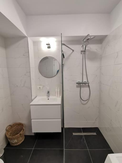 City Center Accommodation - 404 Resita Ngoại thất bức ảnh